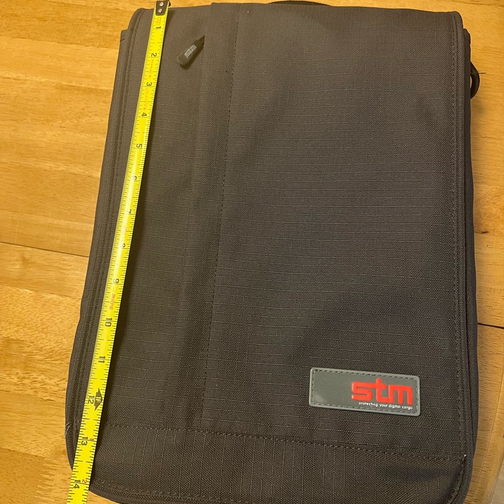 Laptop case with additional pockets